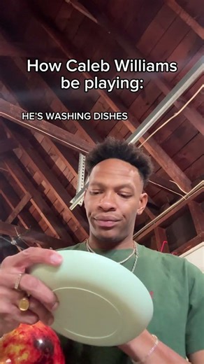 How Caleb Williams be playing #relatable #chicagobears #calebwilliams