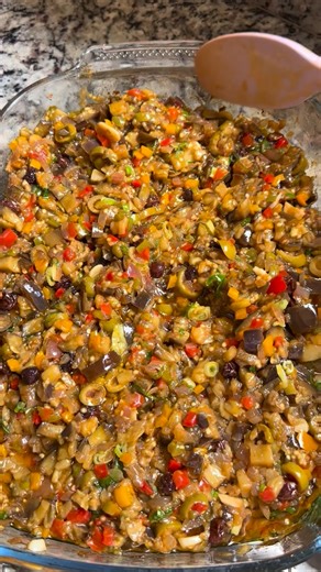 Fran Misturini 🍒 on Instagram: "🫒 Caponata de Berinjela 📝 Ingredientes • 2 berinjelas grandes picadas • 3 pimentões (1 vermelho, 1 amarelo e 1 vermelho) • 2 cebolas roxas grandes picadas • 1 sachê de azeitonas picadas • 5 dentes de alho fatiados • Uva-passa a gosto • Cheiro-verde a gosto • 1 copo americano de azeite • Temperos a gosto (sal, pimenta-do-reino, orégano, ervas finas, páprica, etc.)"
