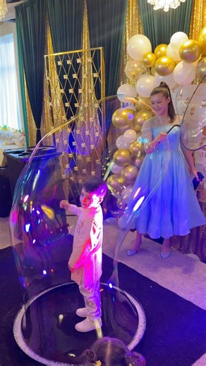 Don’t pop))) #bubbles #event #bubbleshow #family