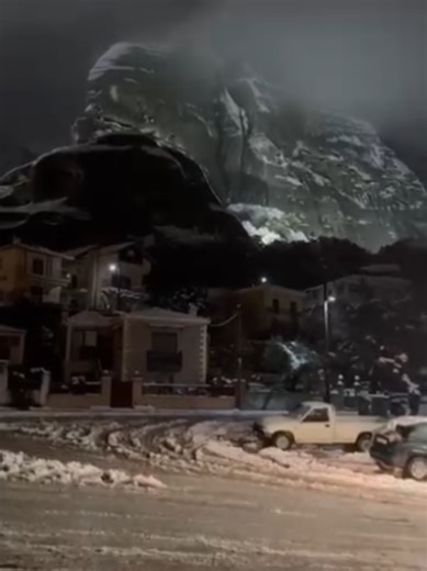 ΣΤΑ ΛΕΥΚΑ Η ΠΟΛΗ ΤΗΣ ΚΑΛΑΜΠΑΚΑΣ ΣΤΟΝ ΝΟΜΟ ΤΡΙΚΑΛΩΝ❄️🌨 Μαγικές είναι οι εικόνες από την περιοχή της Καλαμπάκας, με ένα λεπτό στρώμα χιονιού να έχει καλύψει δρόμους και αυλές, καθώς και τα επιβλητικά Μετέωρα! Το βίντεο είναι αποκλειστικό. #καλαμπακα🇬🇷🇬🇷 #μετεωρακαλαμπακα #τρικαλα #fyp #snow