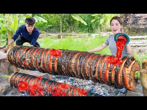 Survival Challenge: Grilling sausages and other foods using the most primitive method | Lý Thị Hoa