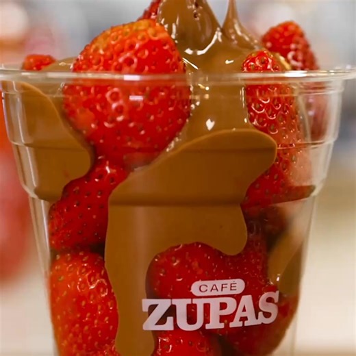 Strawberries, chocolate, mallows, OREOs & candy cane crunch—snag the most magical treat before it’s gone with the season. ⛄️ | Cafe Zupas