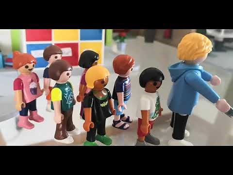 Chloé en français présente une histoire Playmobil : la remise du bulletin scolaire 👍✌️😜