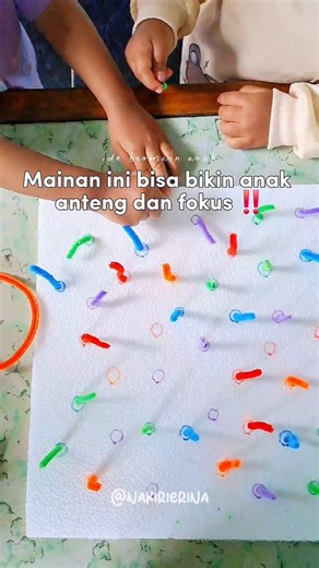Nakiri Erina Mayzura on Instagram: "✨ Color Matching Fun for Toddlers! ✨ Kegiatan seru hari ini: menancapkan kawat bulu sesuai warna lingkarannya 🌈 Anak belajar sambil bermain, fokus mencocokkan warna lalu memasukkan kawat bulu ke tempat yang tepat. Kelihatannya sederhana, tapi manfaatnya luar biasa! 🧠 Manfaat untuk anak usia 3 tahun: ✔️ Melatih motorik halus (koordinasi tangan & jari) ✔️ Mengenal dan membedakan warna ✔️ Melatih konsentrasi & fokus ✔️ Mengembangkan kesabaran dan problem solvin