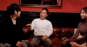 Korean Live Streamer Has A Stroke During Stream, Starts Looking Behind Him Like He Saw Something!