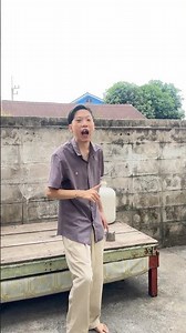 วางแก้วเรียงกันแล้วเอาเข่าเตะให้ล้ม