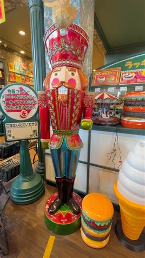 旅の道すがら on Instagram: "安い！でかい！うまい！函館ご当地バーガー「ラッキーピエロ」は観光客も地元民も虜になる味だった どうも、旅の道すがらです！ 今回は、私が大好きなご当地グルメ店「ラッキーピエロ」の中でも、圧倒的な存在感を誇る「峠下総本店」へ行ってきました！ ラキピはただのハンバーガーショップじゃありません。 店舗に一歩入った瞬間から広がる異世界感、バラエティ豊かでボリューム満点のメニューの数々、そして圧倒的なコスパと満足感。 一度訪れただけで「もう一度行きたい」と思わせてくれる、唯一無二の場所です。 🎪【峠下総本店ってどんなところ？】 ・約3000坪の敷地に、約300坪のログハウス風建物 ・駐車場145台／店内席数208席 ・夜には36万球のイルミネーションも！ これもう、飲食店というよりテーマパークですよね✨ しかも、店舗テーマは「バードウォッチング館」。店内には会長が海外で集めた鳥の額絵や装飾が多数あり、どこを見ても楽しい空間になっています。 🍽【メニューがとにかく豊富すぎる】 ラッキーピエロの魅力の一つが驚くほど豊富なメニュー構成。 バーガー、カレー、