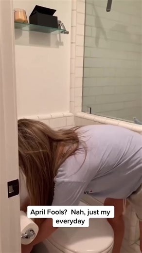 Matt and his wife alway scared 🤣🤣🤣 #jumpscare #funnyvideo #husbandwife #scareprank #sofunny #funny #entertainment #viral #fyp