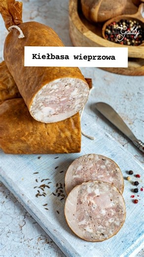 ✴️ Kiełbasa wieprzowa parzona ✴️ ✔️ Sprawdzony przepis krok po kroku ✔️ Prosta do zrobienia domowa kiełbasa ✔️ Bez konserwantów ✔️ Bez użycia wędzarni 🔷Wykonanie Szynkę pokrój w kostkę ok. 1 x 1 cm. i włóż do miski. Boczek zmiel w maszynce do mielenia na sitku 8 mm. i włóż do drugiej miski. Do każdej z misek wsyp po kolei wszystkie przyprawy i wlej wodę. Wymieszaj mięso, przykryj folią spożywczą lub przykrywką i wstaw na 24 godziny do lodówki. Osłonki potnij na 2 kawałki o dł. 55 cm. Namocz je 