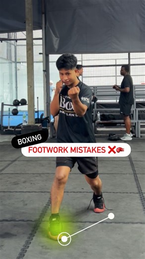 Are YOU keeping your feet too close together when you move? 🥊 Good footwork keeps you balanced, ready to punch, and out of danger. Fixing small steps and positioning can change your whole game. 💥🥊 Beginner boxing tip of the day with coach Ohm @krataytong at @theboxthailand in Bangkok, Thailand. 🌆🏠 Interested in Train & Stay packages (all levels welcome) at @theboxthailand? DM for more info! Want to book a private training session with coach Ohm? You can book directly from our website or pho