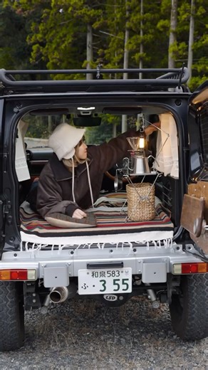 MIYU【camp / car camping / Jimny】 on Instagram: "注意点書いてます👇 ・・・・・・・・・・ ジムニーにカフェカーテンつけました☕️✨ アイテムはセリアと3コインズで揃えたよー！☺️ セリアのマグネットクリップが大活躍🙌 セリアのカーテンも良かったけど、素材感や大きさは3コインズの方が良かった🙆‍♀️🧡 お安いものでカスタムするのって楽しいよね🤤 使ったもの👇 ■セリア マグネットクリップ ■セリア スチールフック ■3コインズ カフェカーテン ■3コインズ マグネットタッセル ⚠️注意点 マグネットクリップの可動部が固めなのと、ぐにゃぐにゃ動く緩いのとあったので、「必ず角度を固定したい！」って方は別のものを購入した方が良いかと思います🙆‍♀️ #ジムニー #jimny #車中泊 #carcamping"