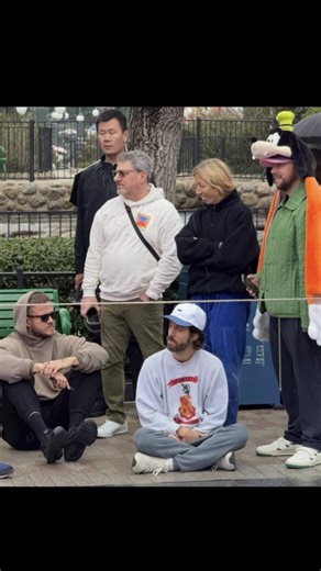 אימג׳ן דרגונס בדיסנילנד בשגחאי! והכובע של בן😂🎡#אימגןדרגונס #imaginedragons #danreynolds #disneyland 📹 神滋乌滋