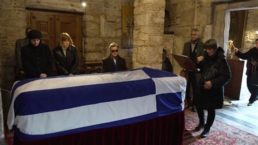 Λαϊκό προσκύνημα της σορού της πριγκίπισσας Ειρήνης, στο παρεκκλήσι του Αγίου Ελευθερίου, δίπλα στη Μητρόπολη