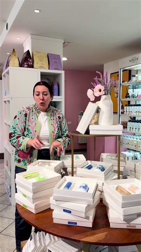 🌸 Idea Regalo Festa della Mamma: La Magia del Profumo con Muhá 🌸 Cerchi un regalo utile, elegante e incredibilmente profumato? Da Le Flo sono arrivate le nuove Box Bucato Muhá, il segreto per capi impeccabili e una casa che profuma di benessere! ✨ Cosa trovi all’interno della Box: • Intensificatore Bucato (200 ml): Per un profumo intenso e duraturo che resiste nel tempo. • Spray Tessuti (125 ml): L’alleato perfetto per rinfrescare istantaneamente tende, divani, cuscini e armadi. 🌈 Tantissime