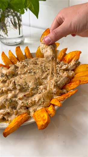 Fê Barone on Instagram: "Vocês precisam fazer essa receita de carne ao molho de queijos com batata rústica que super cabe na dieta! Ingredientes: 2 batatas inglesas médias; 1 fio de Azeite; Páprica defumada e sal a gosto; 400g de alcatra ou filé mignon ou patinho em tiras (temperei com sal, pimenta do reino e alho em pó); 1 cebola média; 3c/sopa de creme de ricota light ou requeijão light (da pra ser 2 também, usei 3 porque tava acabando do pote e eu viajo amanhã 🤪); 150ml de leite desnatado;