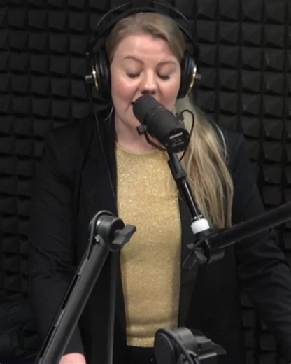 Sæson 2026 af Grisen starter med et nyt tiltag - Anders og Dilemmaerne. Louise, Anne og Emilie er med som panel – tre kvinder med kant, der svarer ærligt lige fra hoften. I denne uge lærer vi panelet at kende - vi kommer også omkring kontrolbesøg, medarbejdere, låste stald-døre og frygten for skjulte kameraer 🐷 📨Nu er det jer derude, der bestemmer indholdet ➡️ Send dilemmaer ind via landbrugspodcasten.dk | Landbrugspodcasten