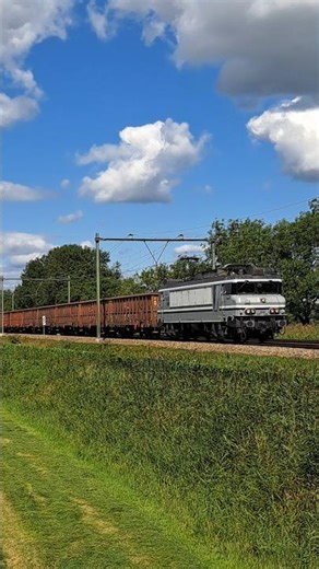 Awesome old Dutch freight locomotive with freight train and horn! #train #zug #railway #trainhorn