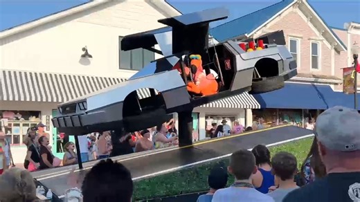 🦜 Caseville went full Margaritaville last night for the Parade of Tropical Fools, part of the legendary Jimmy Buffett-inspired Cheeseburger in Caseville Festival, featuring over an hour of floats, fun, and flamingo flair! 📍Caseville, at the tip of Michigan’s Thumbcoast | Discover The Blue Michigan’s Thumbcoast