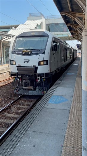 臺鐵7802次貨列本務R217+2*篷+13空平+篷+敞+守臺南站一月台通過Taiwan railway cargo frieghts passing Tainan台鉄貨物專列台南駅を通過します