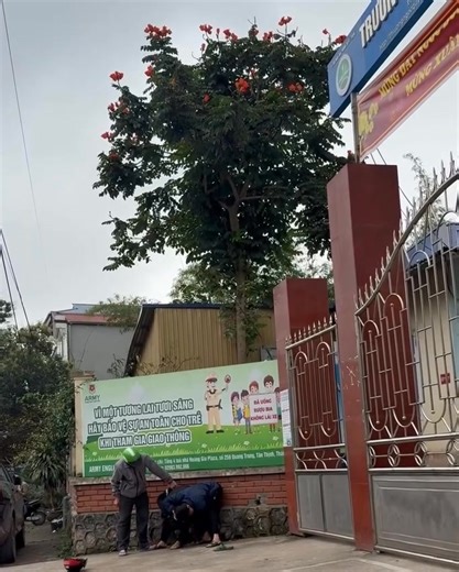 “Hai bà nội, bà ngoại chỉ vì ai cũng muốn đón cháu mà xảy ra cãi vã, thậm chí xô xát. Thương cháu mà lại làm cháu sợ hãi thì có đáng không? Trẻ con cần sự bình yên sau giờ tan học, chứ không phải chứng kiến người lớn hơn thua ngay trước mặt mình. Yêu thương đúng cách là biết nhường nhịn và nghĩ cho cảm xúc của con trước tiên.” “Đón cháu là vì thương, nhưng thương mà biến thành hơn thua, để cháu phải đứng giữa hai bên thì đó không còn là tình yêu, mà là làm tổn thương con trẻ.” | Park So Hee