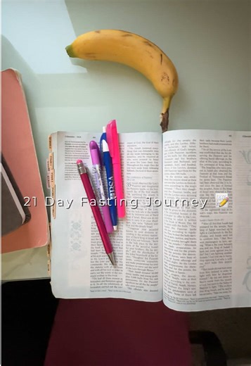 21 DAY FAST JOURNEY Follow along with me as I intentionally fast for 21 days, deny myself to draw closer to God. I do this every to give my first of the year to God. God has sacrificed his life for me, so in return I can sacrifice my body for 21 days. if you’re fasting, or thinking about fasting, follow along with me on my journey as I fast for 21 days. ##christiantiktok##fastingtiktok##bible##danielfast##jesuschrist