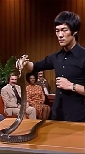 Bruce Lee vs. A Cobra: The World’s Fastest Man? 🐍⚡️