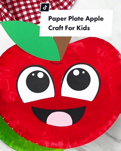 This paper plate apple craft is an easy arts and crafts idea for kids! Make it this fall season at home or in the classroom. #kidscrafts #craftsforkids #paperplatecraft #fallcraftsforkids #preschoolactivities