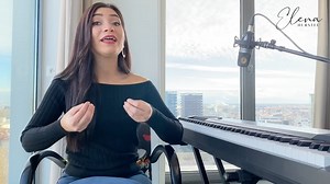 Comment apprendre à chanter aigu ? Quelle est la technique vocale la plus adaptée ? Comment bien chanter la voix mixte dans les aigus ? Si tu te poses l'une de ces questions, cette vidéo est pour toi ! 🙂 Découvrez les 5 exercices indispensables pour développer ta voix ici : https://elenahurstel.com/5exercices | Elena Hurstel - Mentor Vocal