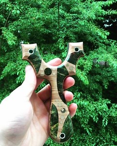 Die nächste Edelschleuder ist fertig. Olivenholz trifft Pappel Maser (Stabilisiert und Gefärbt). Wie gefällt euch die Kombination? WATCH IN HD. Sichere auch Du dir Deine originale Steinschleuder von Slingshot Germany: www.Slingshot-Germany.com | slingshot-germany.com