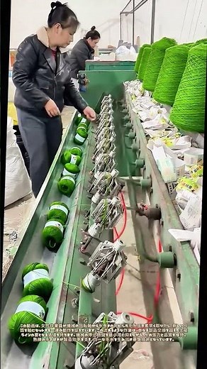 回転を継ぐ匠のリズム：紡績機で紡がれる毛糸玉の交換術