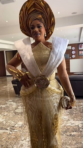 🥰🥰🥰🥰🥰🤣🤣🤣🤣🤣 #Corowningruth Bride: @ruth_thomas_official Groom: @steve_crown_official Brides dresses @kaalon_luxury Event planner: @kkglobalevent Decoration: @kkglobalevent Content creator 1: @hello.paparazzi Content creator 2: @Shots.ByBliss Makeup artist: @shadorazplace Hairstyles: @hairbymarvin Gele artist: @uzzy_gele_ Brides outfit @kaalon_luxury Photographer: @kingspixel Videographer: @samolivefilms Cake: @imperialchoice_cakesnevents Dj: @vdjjsmart Mc : @popeexperience Hypeman: @hyp