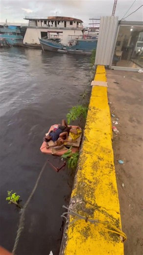 Casal em situação de rua improvisa abrigo em flutuante em rio no Amazonas!🫢😮