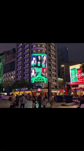 Bắt đầu 2026: đi check-in Đặc quyền OOH thôi nào các quạt ơi 😍 Các địa điểm Check-in: 🔹 Palace Hotel Saigon - 66 Nguyễn Huệ, Thành phố Hồ Chí Minh 🔹 Toà nhà Saigon Medic - 305A Điện Biên Phủ, Thành phố Hồ Chí Minh 🔹 Đài Phát thanh và Truyền hình Thành phố Hồ Chí Minh (HTV) - 14 Đinh Tiên Hoàng, Thành phố Hồ Chí Minh #LanSongXanhMusicAwards2025 #LanSongXanh2025 #ConRồngCháuTiên #LanSongXanh