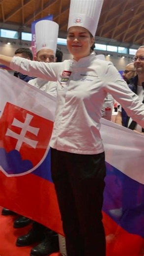 tvnoviny.sk on Instagram: "✨ Mladá slovenská superstar vo svete gastronómie 😍 Iba 22-ročná rodáčka z Nitry Alexandra Krajčovičová ohuruje svojimi zručnosťami v michelinovských reštauráciách po celej Európe. 🍽️ V mladom veku sa stala zástupkyňou šéfkuchára v prestížnej 3-michelinovej reštaurácii v Antverpách. ⭐⭐⭐ 📺 Sledujte v sobotu Televízne noviny a v Zlatých talentoch so Zlaticou vám prezradí recept, ako sa stať úspešným 👩‍🍳 #tvnoviny #tvmarkiza #restauracia #Michelin"