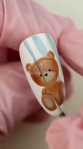 Uñas con Osito 💅🏼✨ Nail Art Materiales: ✨Para crear la base del Osito -Gel Polish Sweet Pearly 113 -Gel Polish Mustard 132 -Gel Polish Love Song 094 (Mezcla 2 gotas de Gel Polish Sweet Pearly 113 con 2 mini gotitas de Mustard 132 y Love Song 094) ✨Para crear Sombras al Osito -Gel Polish Love Song 094 Top Coat (a partes iguales) ✨Para crear efecto de Luz al Osito -Gel Polish Love Kiss 092 ✨Gel Painting Óleo para los trazos de definición -Brown ✨Para las patitas, carita y orejas -Gel Polish Swee