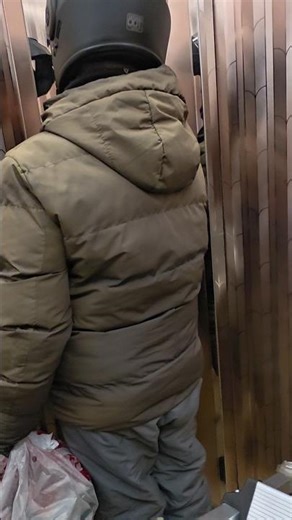 I was speechless after seeing the delivery driver's behavior in the elevator.