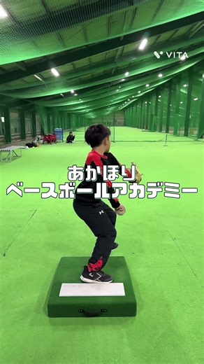 【今週のベースボールアカデミー⚾️】 3ヶ月に1度の測定会を実施しました！ 柔軟性、瞬発力、パワー、切り返し、肘にかかる負担、球速、スイングスピード、打球スピード、スイング軌道 現在のパフォーマンスを全て数値化して、どこが長所でどこが短所か！どんなトレーニングをすればスイングスピードや球速を高めて、肘にかかる負担を少なくできるのか！ この測定結果で、この後の3ヶ月のトレーニングメニューやエクササイズ、ドリルを決定していきます！ 選手自身が今のパフォーマンスを把握し、これからどんなことをすればいいのかがわかって練習するのとしないのとでは雲泥の差が出てくると思います！ ※今回も球速、スイングスピード、打球スピードの自己最速を記録した選手が多数出ました！ 毎回選手みんなの数値の上がりようにはびっくりさせられます！ 選手達の努力の積み重ねが見えるので、すごく嬉しくなります🤭 ご興味のある方はお気軽にお問い合わせ下さい📩 身体の使い方を覚える野球スクール 「あかほりベースボールアカデミー」 指導内容 ✔️肩肘のケガを防ぐストレッチ、自宅ケア方法 ✔️腰に負担の少ない動作の習得 ✔️ひざが痛く