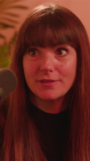 "On a eu la mauvaise idée de me faire manger une cigarette" 😳 Des défis de l'extrême, des moments complètement fous, et une authenticité rare. Marion Gagnot se confie comme jamais sur les coulisses de la vie en radio et bien plus encore. 🎥 L’interview complète est dispo sur YouTube, lien en bio ! | VIVE