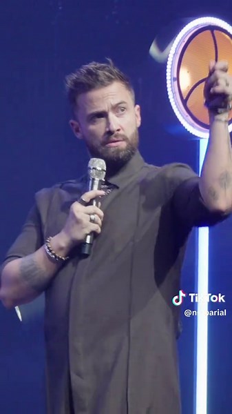 Un moment de rire avec une humoriste audacieuse