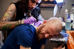 Zwei Tätowiererinnen erklären, wo Tattoos am meisten wehtun