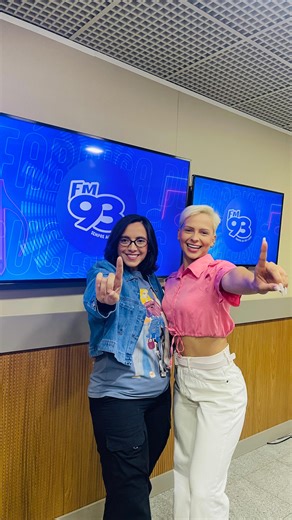 Hoje a FM 93 recebeu um show de energia: Camila Carla bateu um papo com a dançarina Celina Vasconcelos. #FM93 #SempreAoSeuLado #Show93 | FM 93