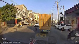 Cardboard box flies off truck and shatters windshield in Guangdong, China