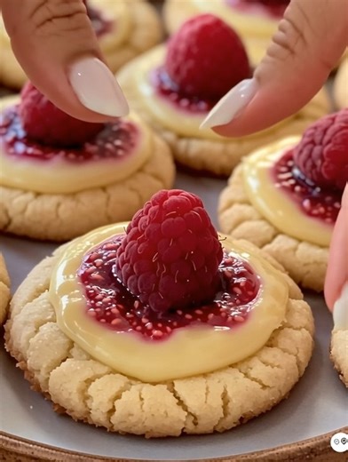 Soft, buttery, and bursting with berry brightness! Lemon Raspberry Cookies 🍋❤️🍪 🧂 Ingredients: ▸ 1 cup unsalted butter ▸ 3/4 cup granulated sugar ▸ 1 egg yolk...👇💬 #LemonRaspberryCookies #BerryDelight #ZestyDessert | Easy Trending Recipes