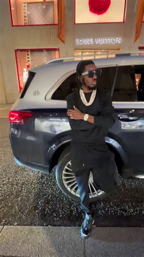 Oiii @Twin S MY heavy VVS bussdown chain was making the bop difficult 😭😭😭. #remy #remyboys #remybop #chain #twins .