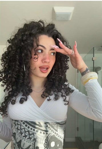 Rihanna's Curly Hair Look: Unveiling the Magic