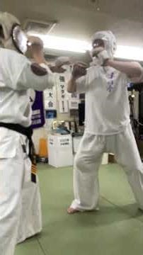 マタギ。左、酒井押忍四段（受即攻）✖️右、伊藤秀敏七段（左上段逆突き）スローモーションを見るとお互いの初期的な反応が分かる。