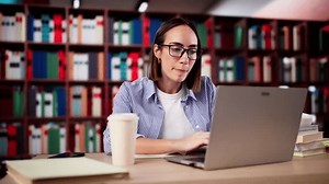 Étudiant Universitaire En Bibliothèque Avec Ordinateur : vidéo de stock (100 % libre de droit) 3638451971 | Shutterstock