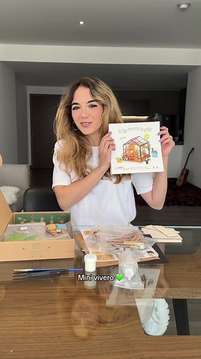 Yo le digo mini vivero pero creo que es más como un invernadero miniatura 😅 espero que les guste esta nueva serie de videos de #diy 💚 Cualquier pregunta háganmela saber en los comentarios! #miniatura #invernadero #jardineria #creatividad #tiktokdiy #madera #arteenminiatura #arte