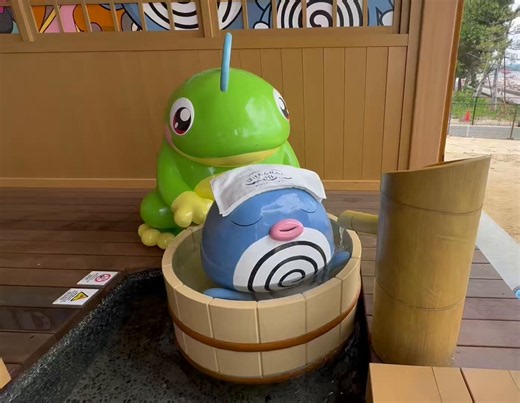 わくらポケモン足湯♨️ポケモンたち可愛すぎてのぼせちゃう🧢🥤ギャラドスの迫力すごいし、ニョロモ一族可愛すぎてずっと見てられる🐸☔️足湯入りながらポケモン眺められる空間、最高すぎた…！七尾湾の景色も綺麗でめちゃ癒された🌊✨