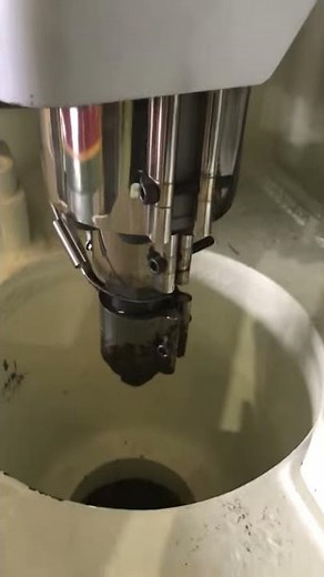 竪型射出成形機 VNT-100R/HS パージ材料取り出し